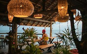 Backpack Beach Hostel & Reggae Bar